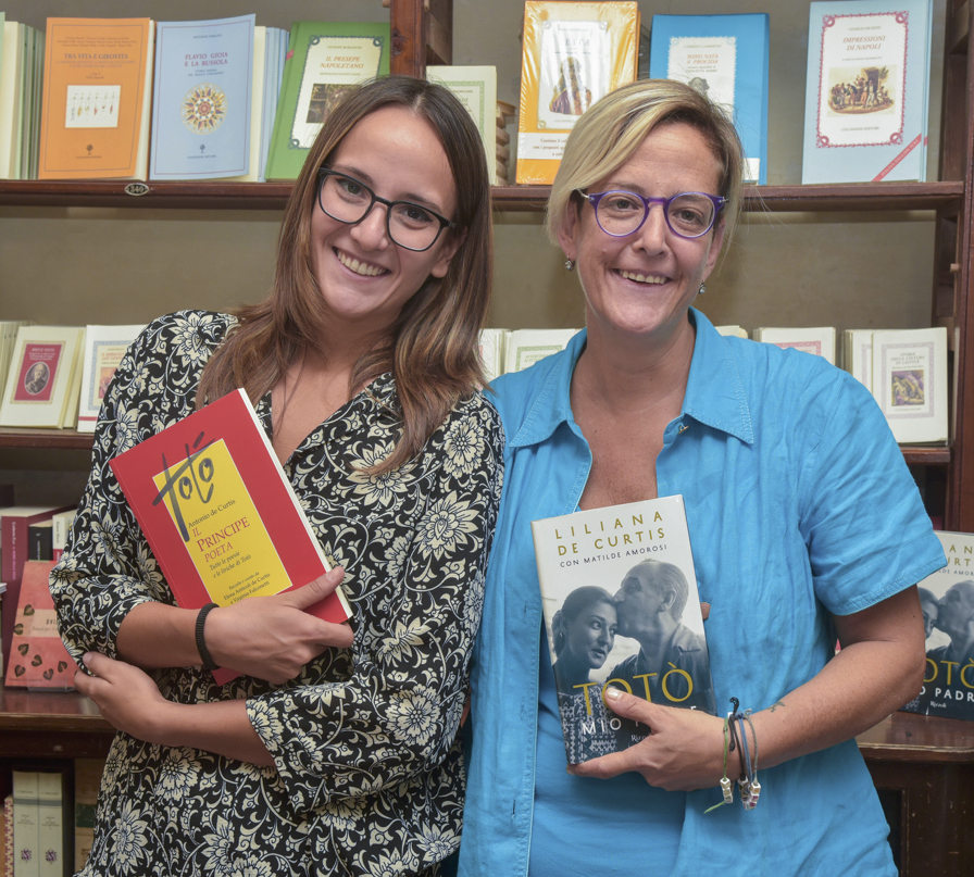 Elena Anticoli de Curtis con l'editrice Francesca Mazzei presso la libreria Colonnese in via San Pierto a Majella - Napoli