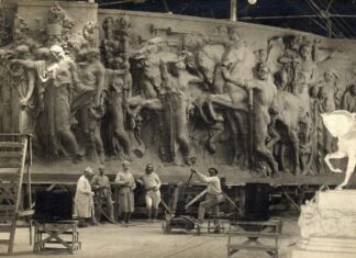 Lo scultore Angelo Zanelli (quarto da sinistra), ottenuta la vittoria definitiva, a lavoro sul fregio per l'Altare della Patria