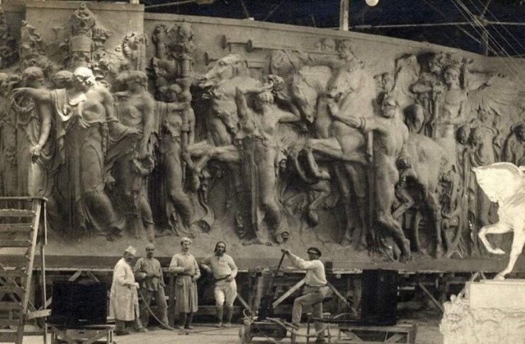 Lo scultore Angelo Zanelli (quarto da sinistra), ottenuta la vittoria definitiva, a lavoro sul fregio per l'Altare della Patria