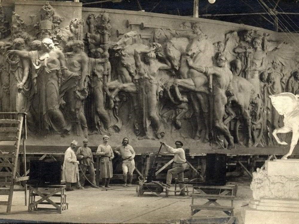 Lo scultore Angelo Zanelli (quarto da sinistra), ottenuta la vittoria definitiva, a lavoro sul fregio per l'Altare della Patria