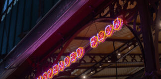 Tra le installazioni luminose, un lettering particolare_Suspended Flow_Vincenzo Marsiaglia_Mercato Centrale Firenze 2024_Crediti foto_ Nicola Gnesi